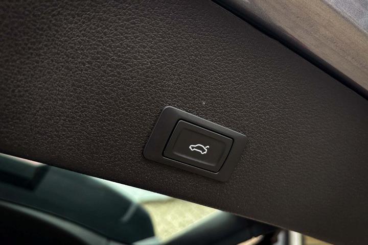 Grå Audi e-tron fra 2022
