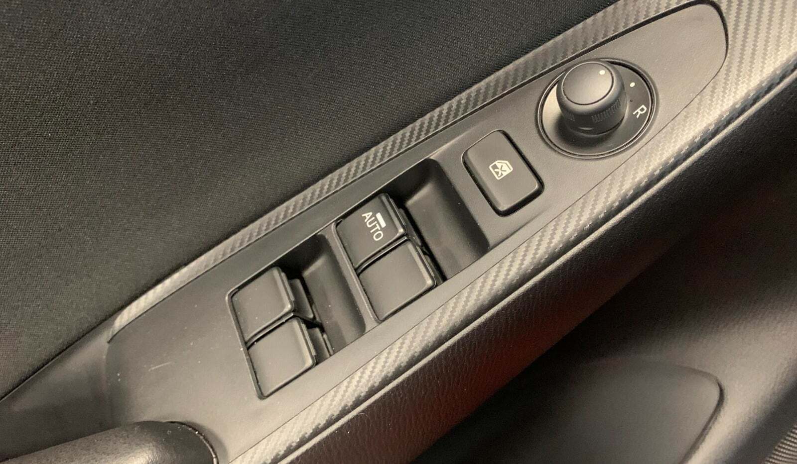 Rød Mazda 2 fra 2023