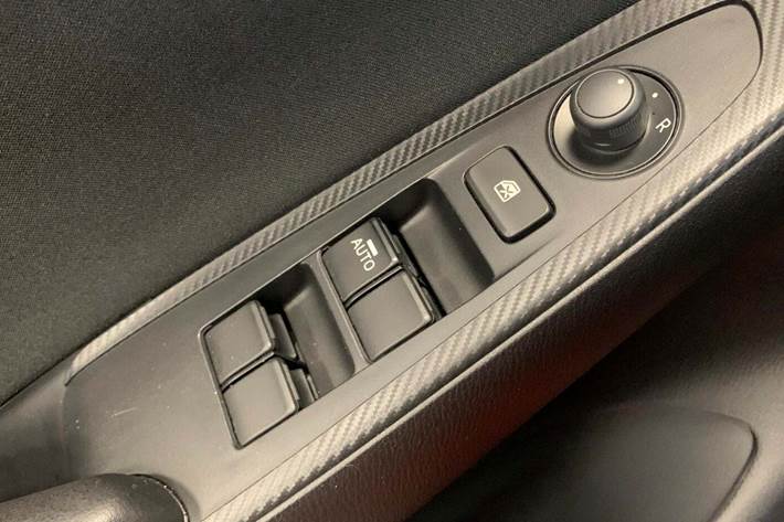 Rød Mazda 2 fra 2023