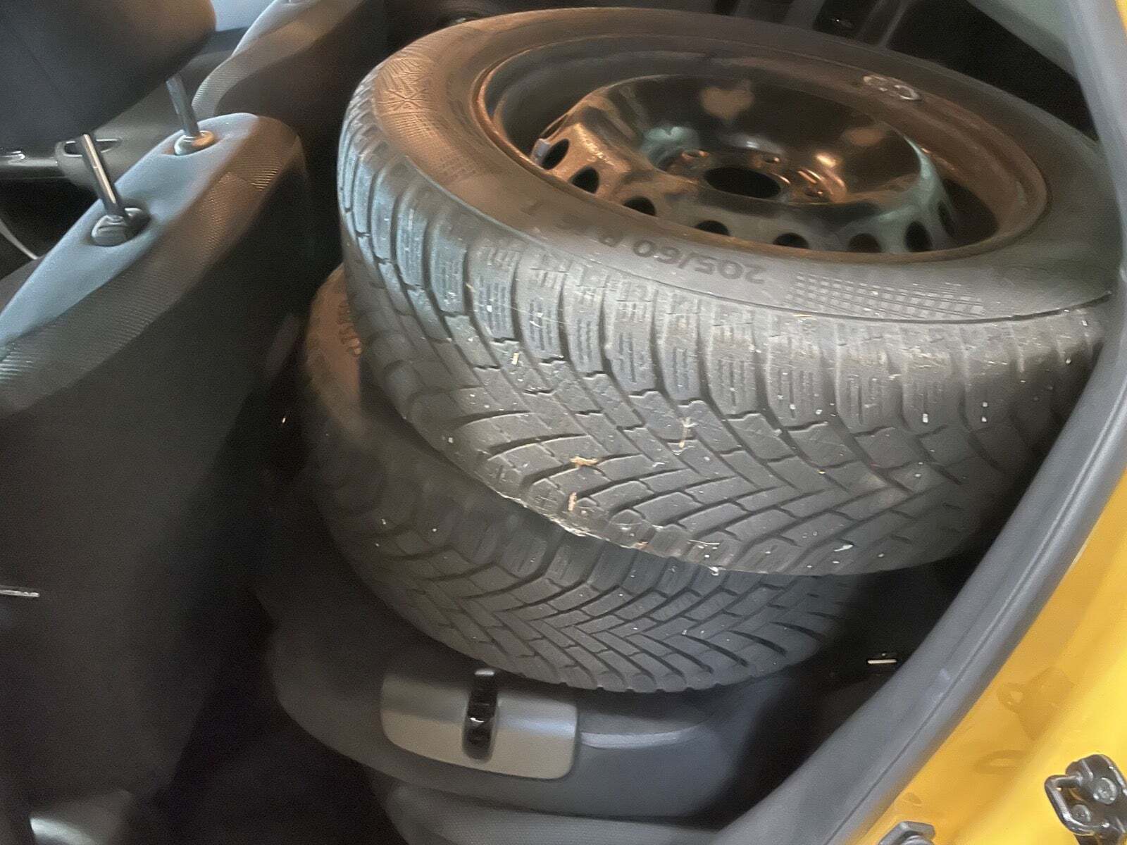 Gul Nissan Juke fra 2011