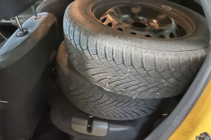 Gul Nissan Juke fra 2011