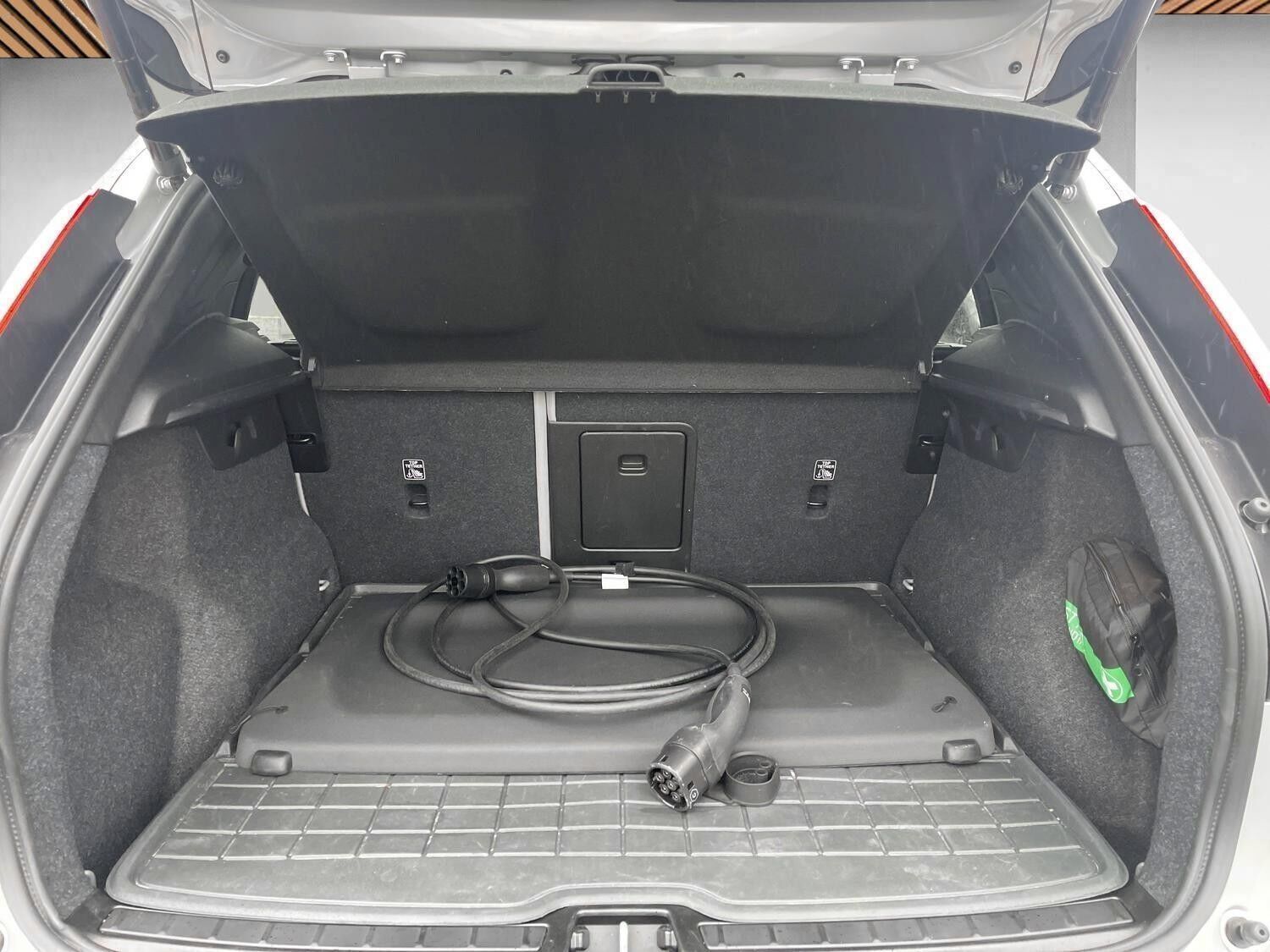 Sølv Volvo EX40 fra 2024