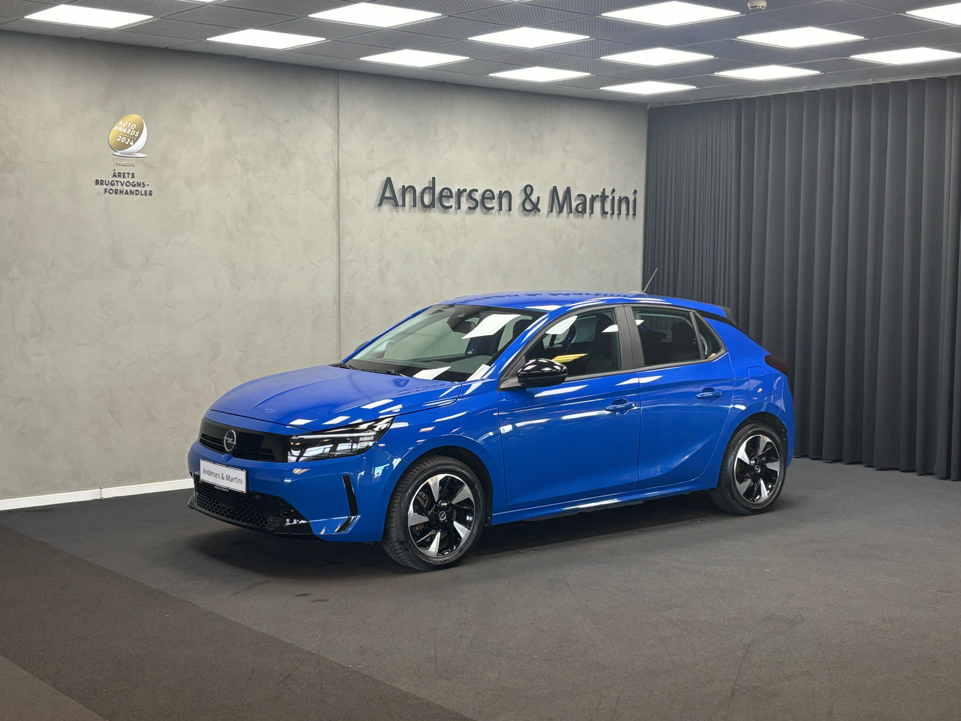 Blå Opel Corsa-e fra 2023 set udefra