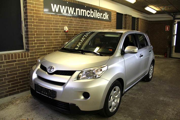 Sølv Toyota Urban Cruiser fra 2011 set udefra
