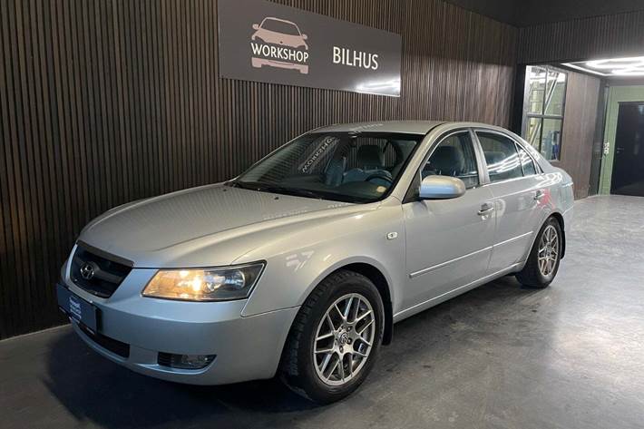 Sølv Hyundai Sonata fra 2005