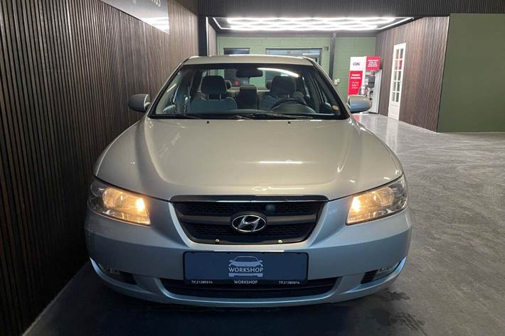 Sølv Hyundai Sonata fra 2005