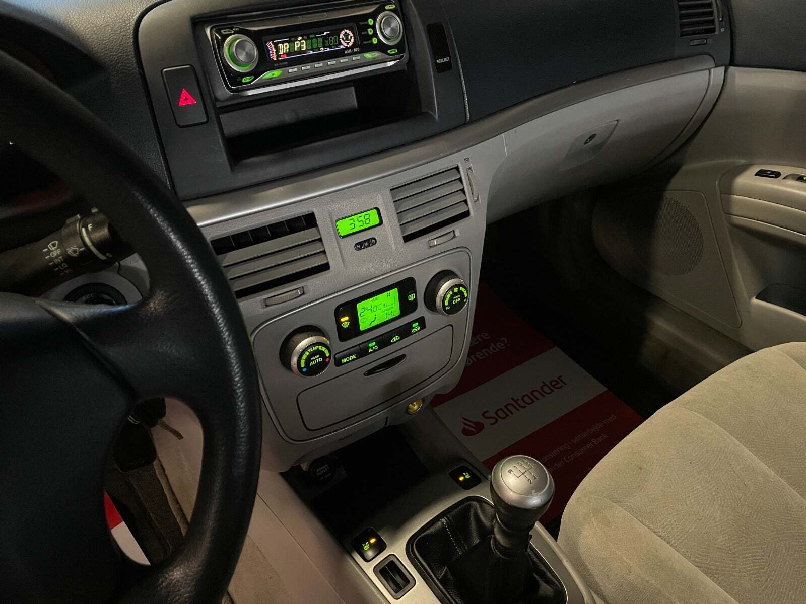 Sølv Hyundai Sonata fra 2005 set indefra