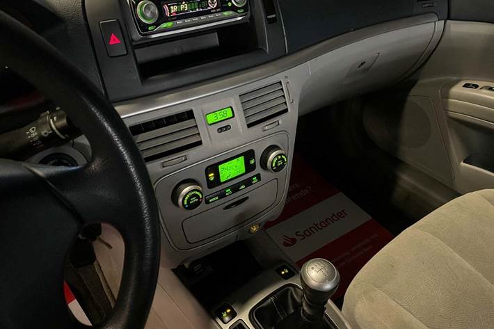 Sølv Hyundai Sonata fra 2005 set indefra