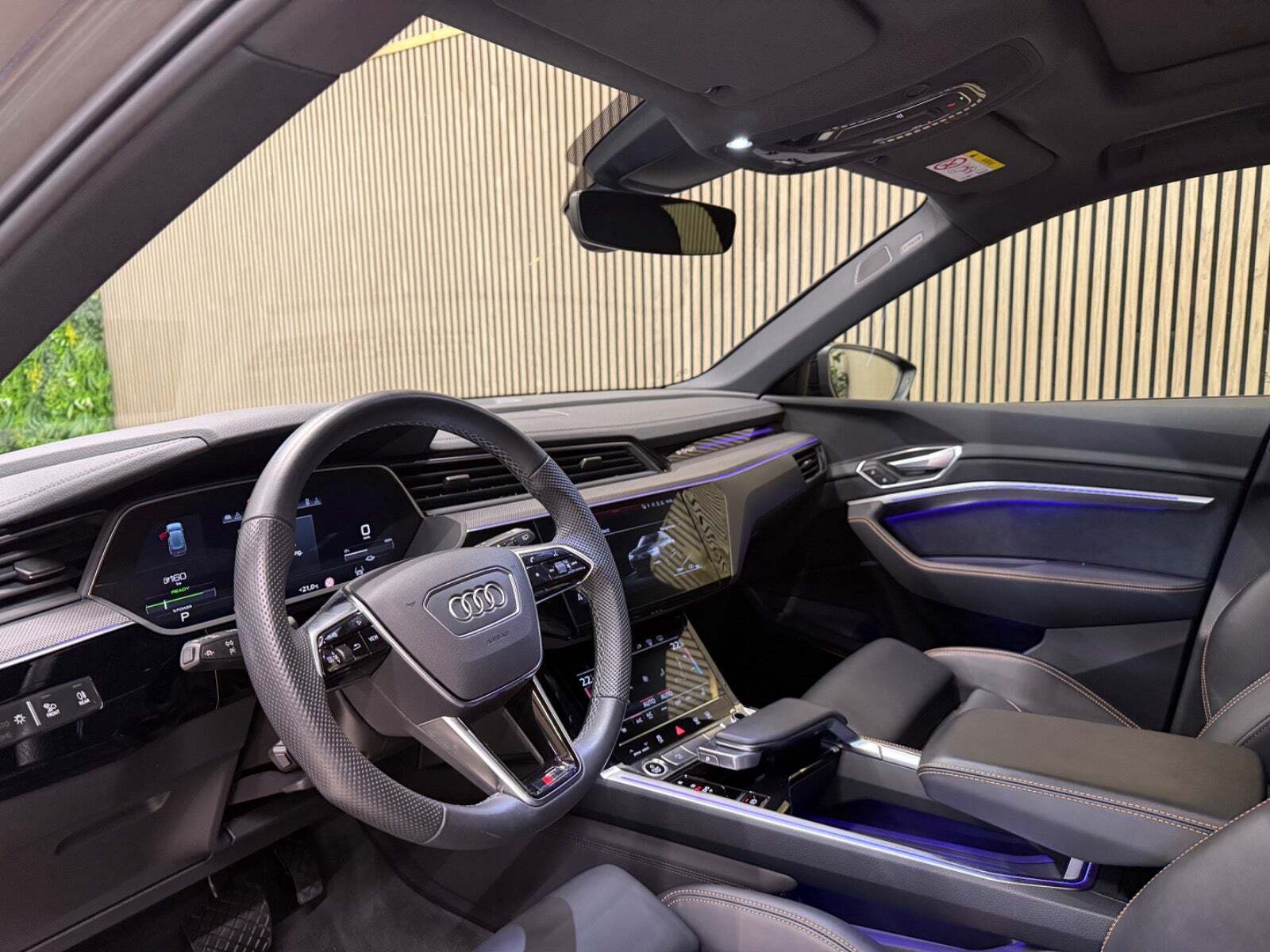 Grå Audi e-tron fra 2023