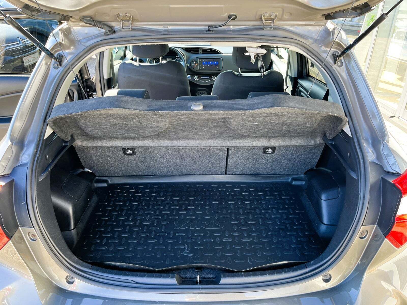 Grå Toyota Yaris fra 2019