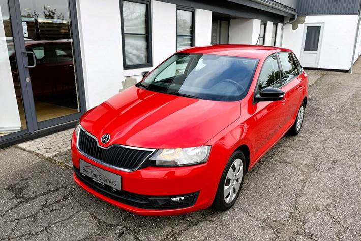 Rød Skoda Rapid fra 2017 set udefra
