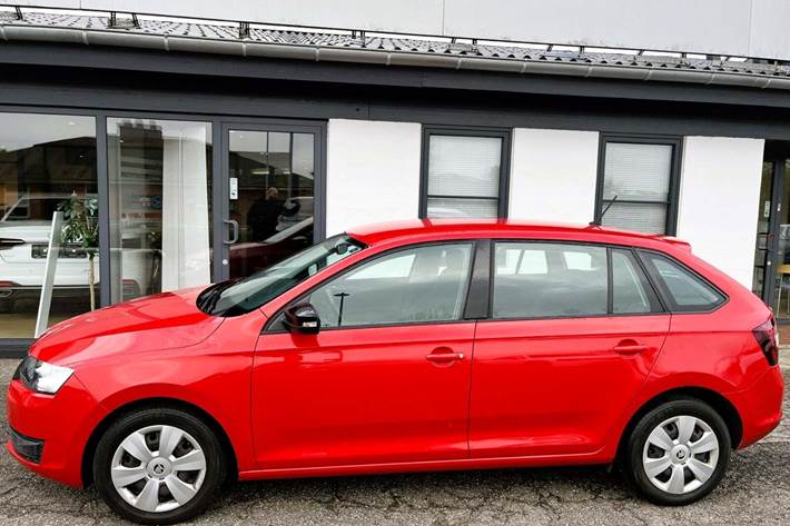 Rød Skoda Rapid fra 2017