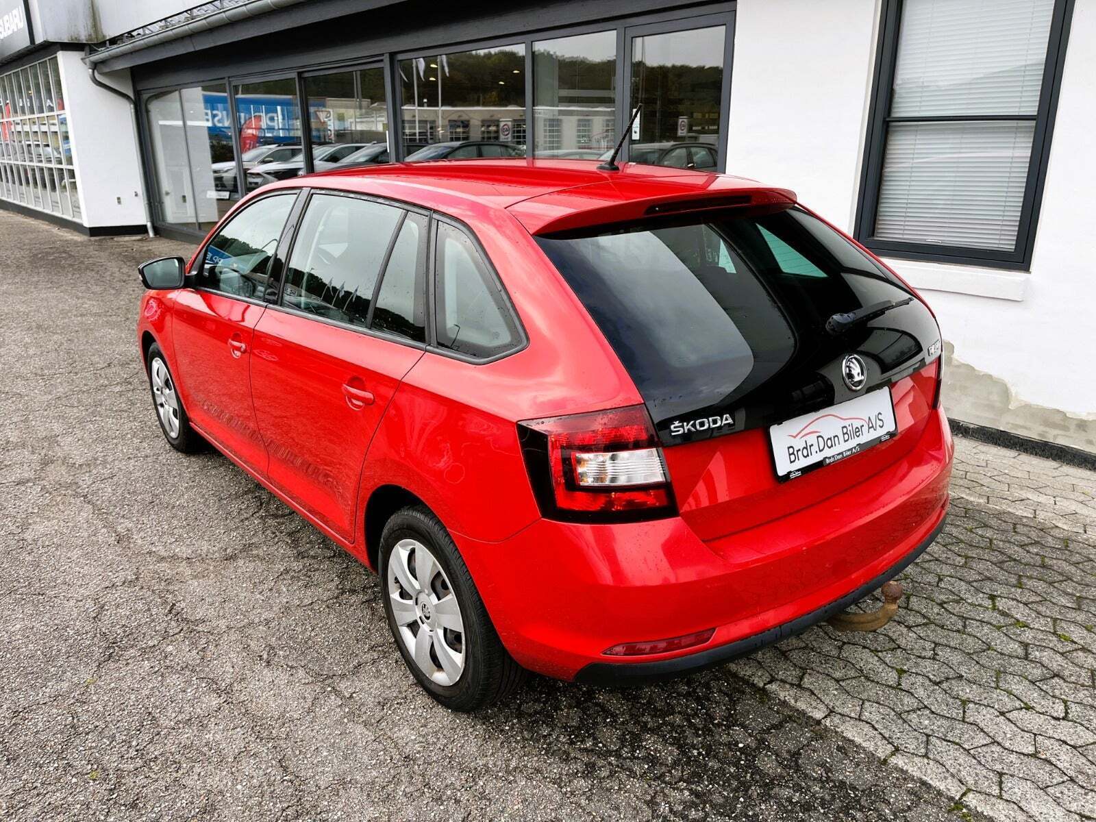 Rød Skoda Rapid fra 2017
