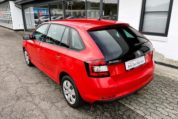 Rød Skoda Rapid fra 2017