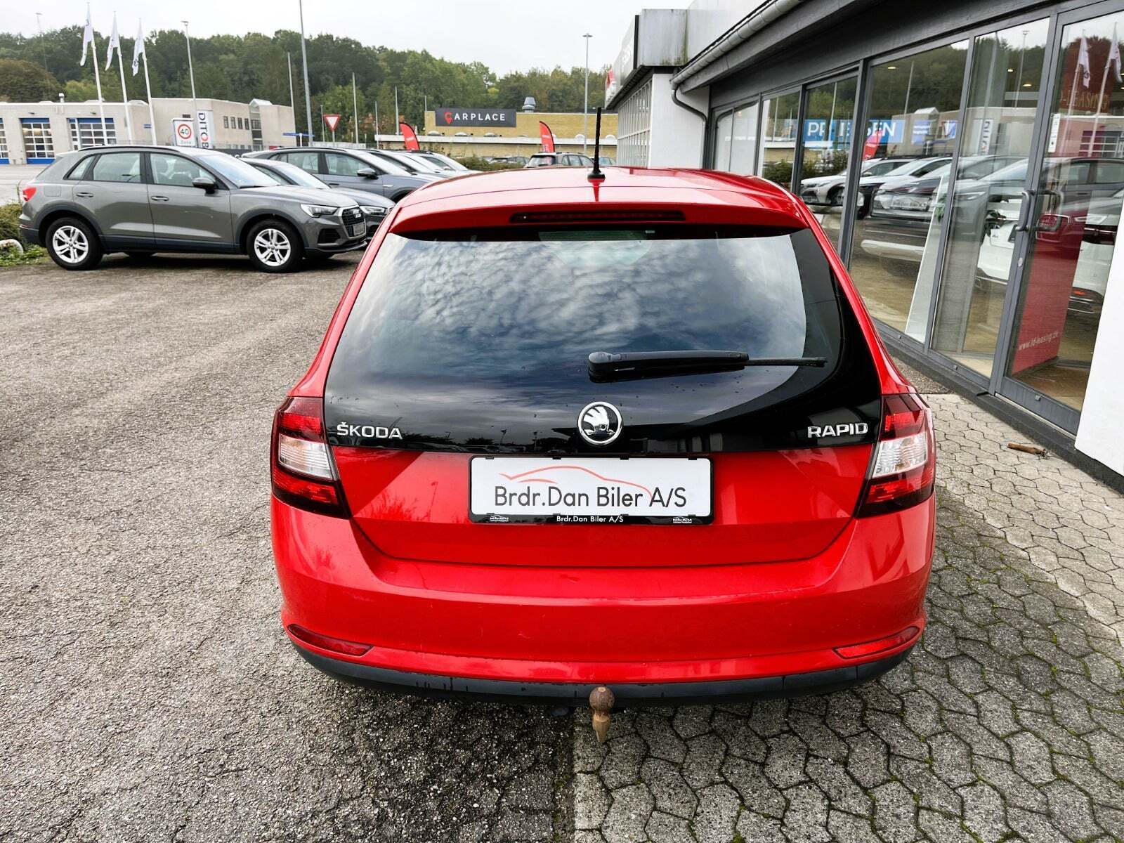 Rød Skoda Rapid fra 2017 set udefra