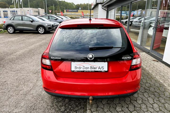 Rød Skoda Rapid fra 2017 set udefra