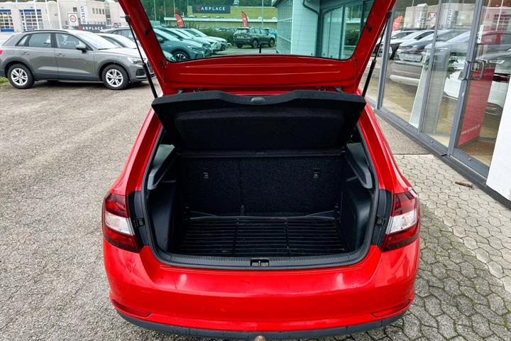 Rød Skoda Rapid fra 2017 set udefra