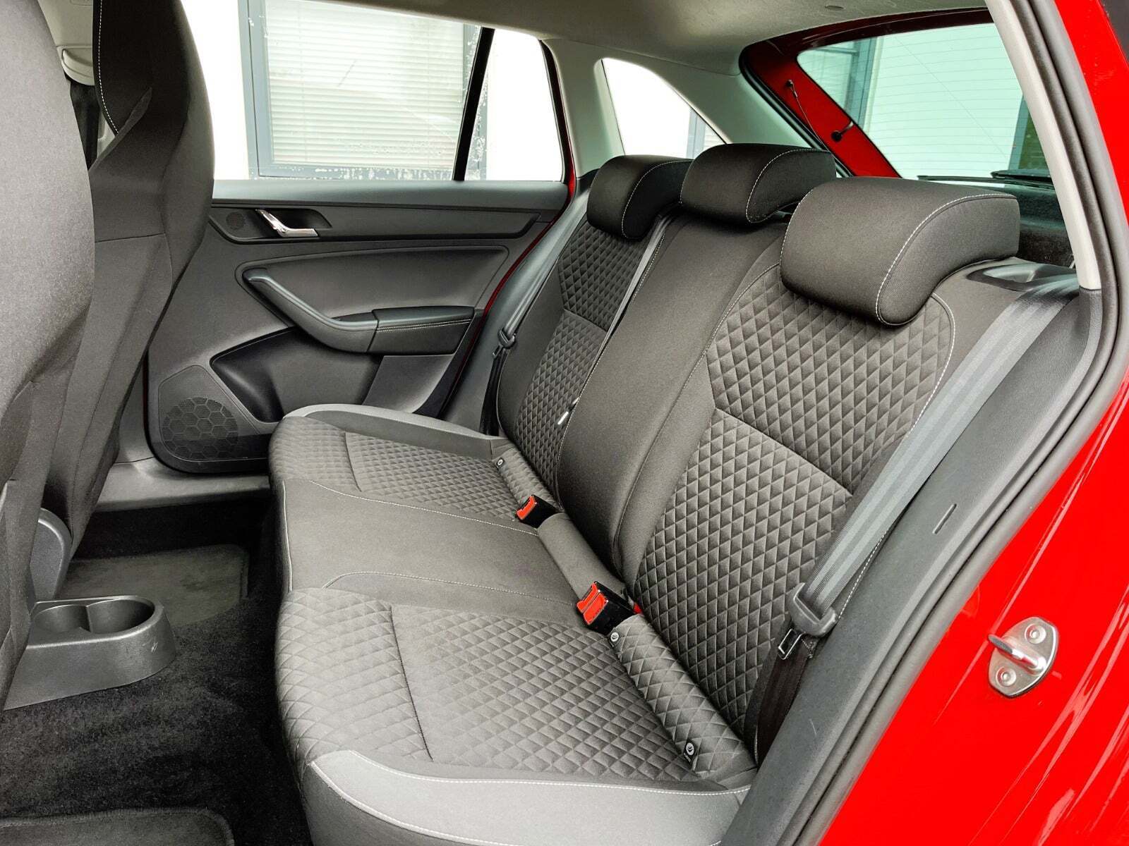 Rød Skoda Rapid fra 2017 set indefra