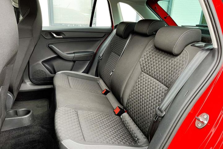 Rød Skoda Rapid fra 2017 set indefra