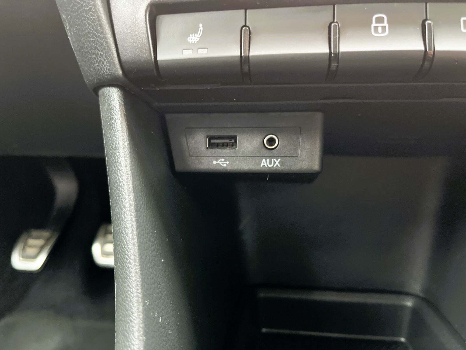 Rød Skoda Rapid fra 2017 set indefra