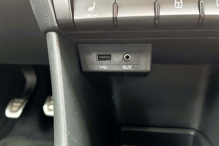 Rød Skoda Rapid fra 2017 set indefra
