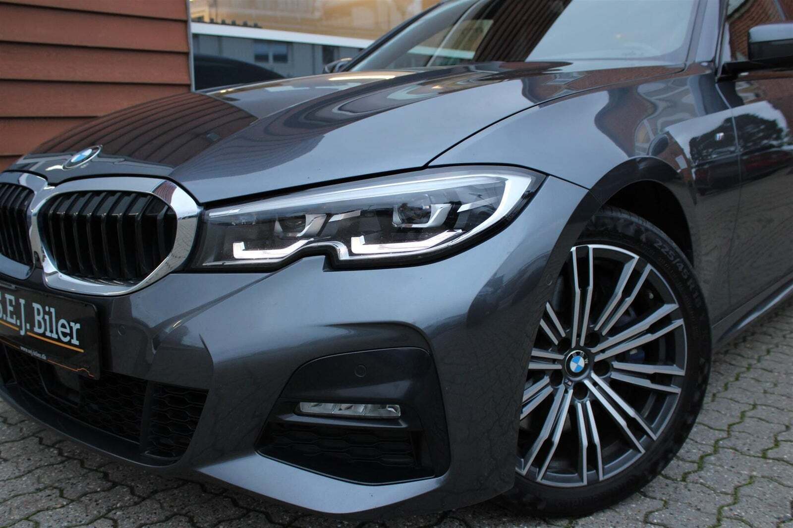 Grå BMW 330i fra 2020