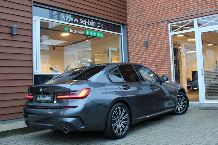 Grå BMW 330i fra 2020