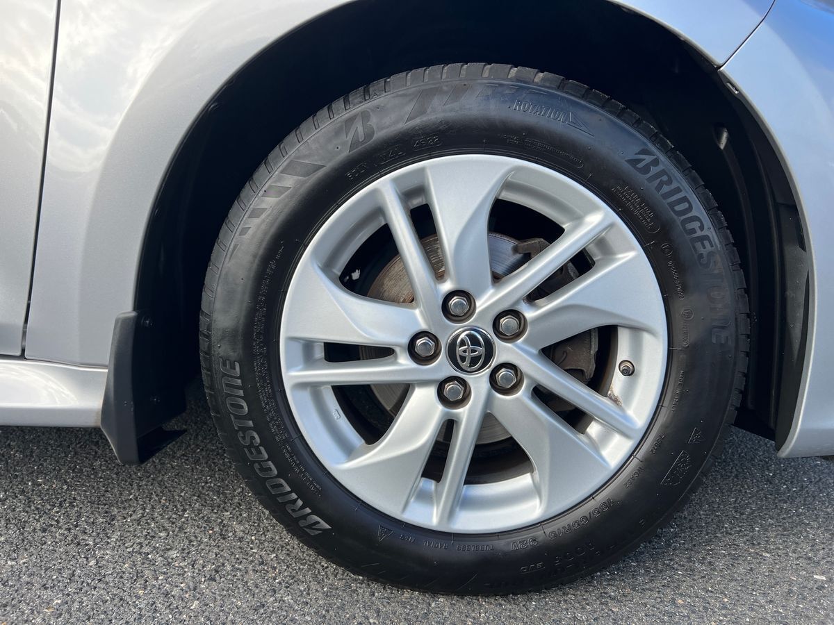 Sølv Toyota Yaris fra 2023