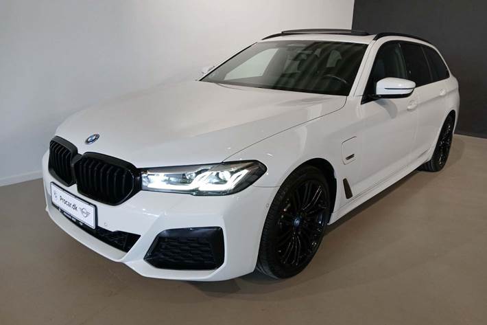 Hvid BMW 530e fra 2021 set udefra