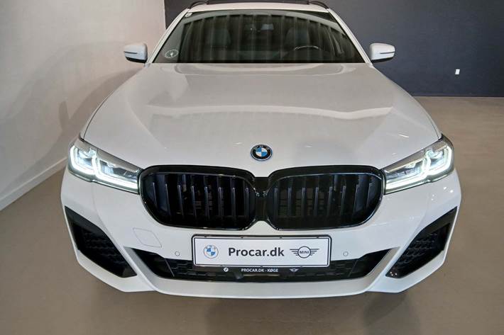 Hvid BMW 530e fra 2021