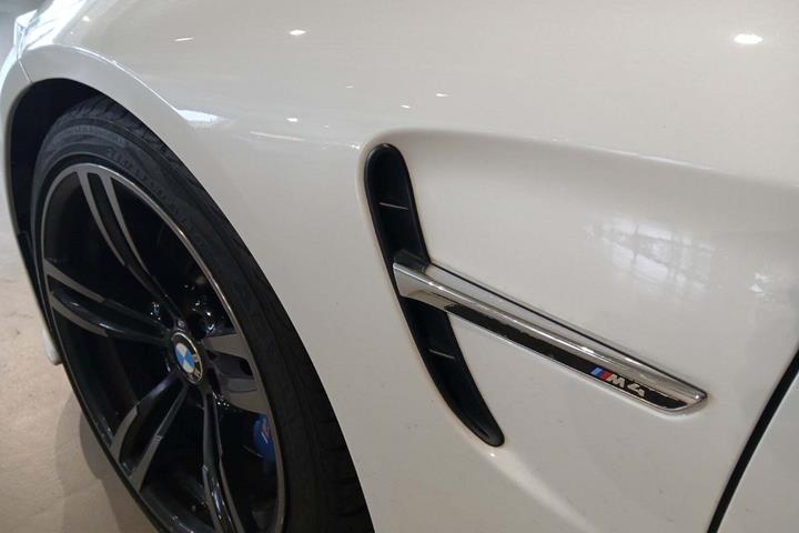 Hvid BMW M4 fra 2015 set udefra