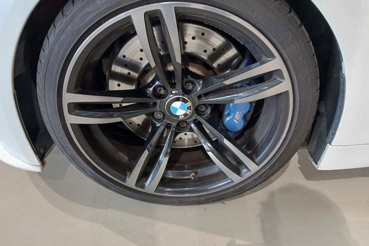 Hvid BMW M4 fra 2015 set udefra
