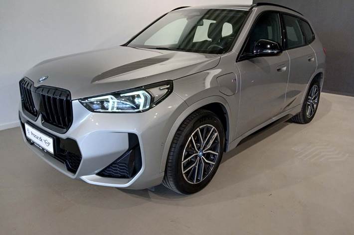 Grå BMW X1 fra 2024 set udefra