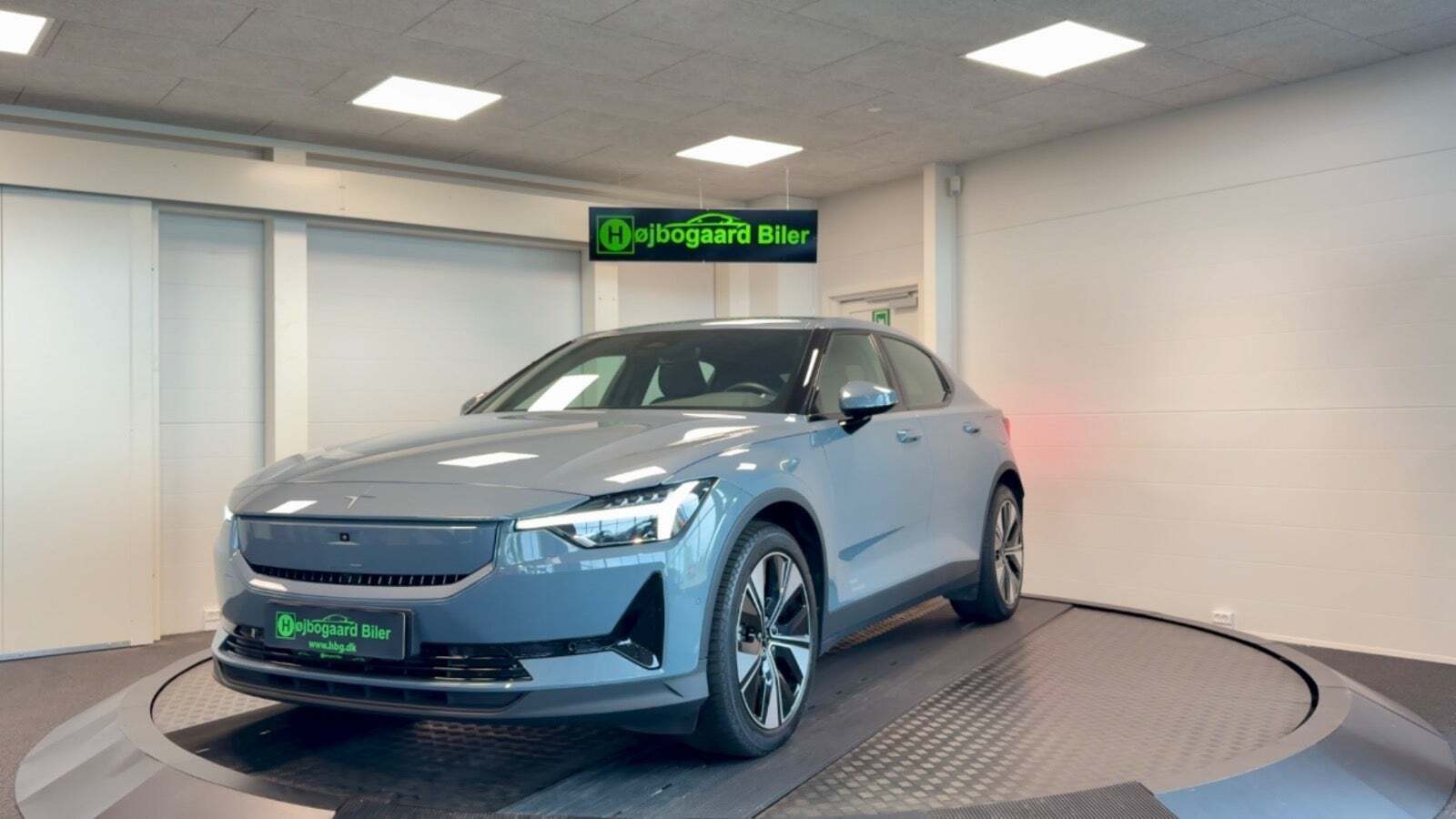 Grå Polestar 2 fra 2025 set udefra