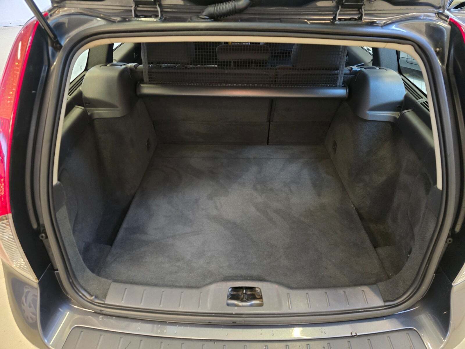 Grå Volvo V50 fra 2010 set indefra