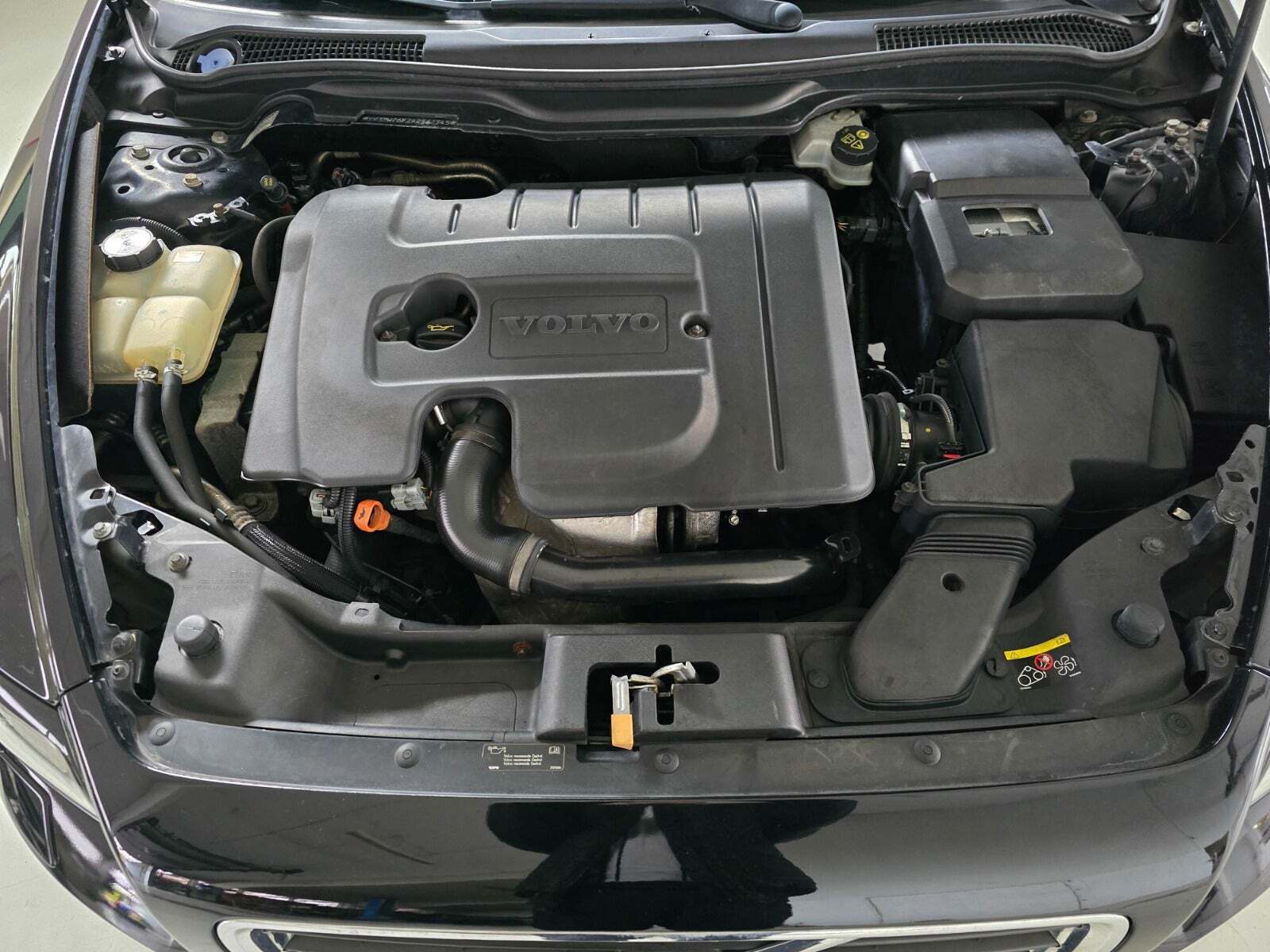 Sort Volvo V50 fra 2010 set udefra