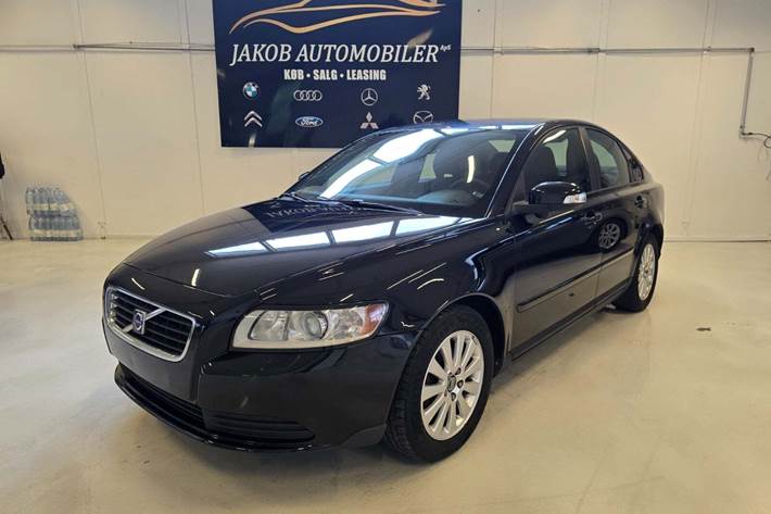 Sort Volvo S40 fra 2008 set udefra