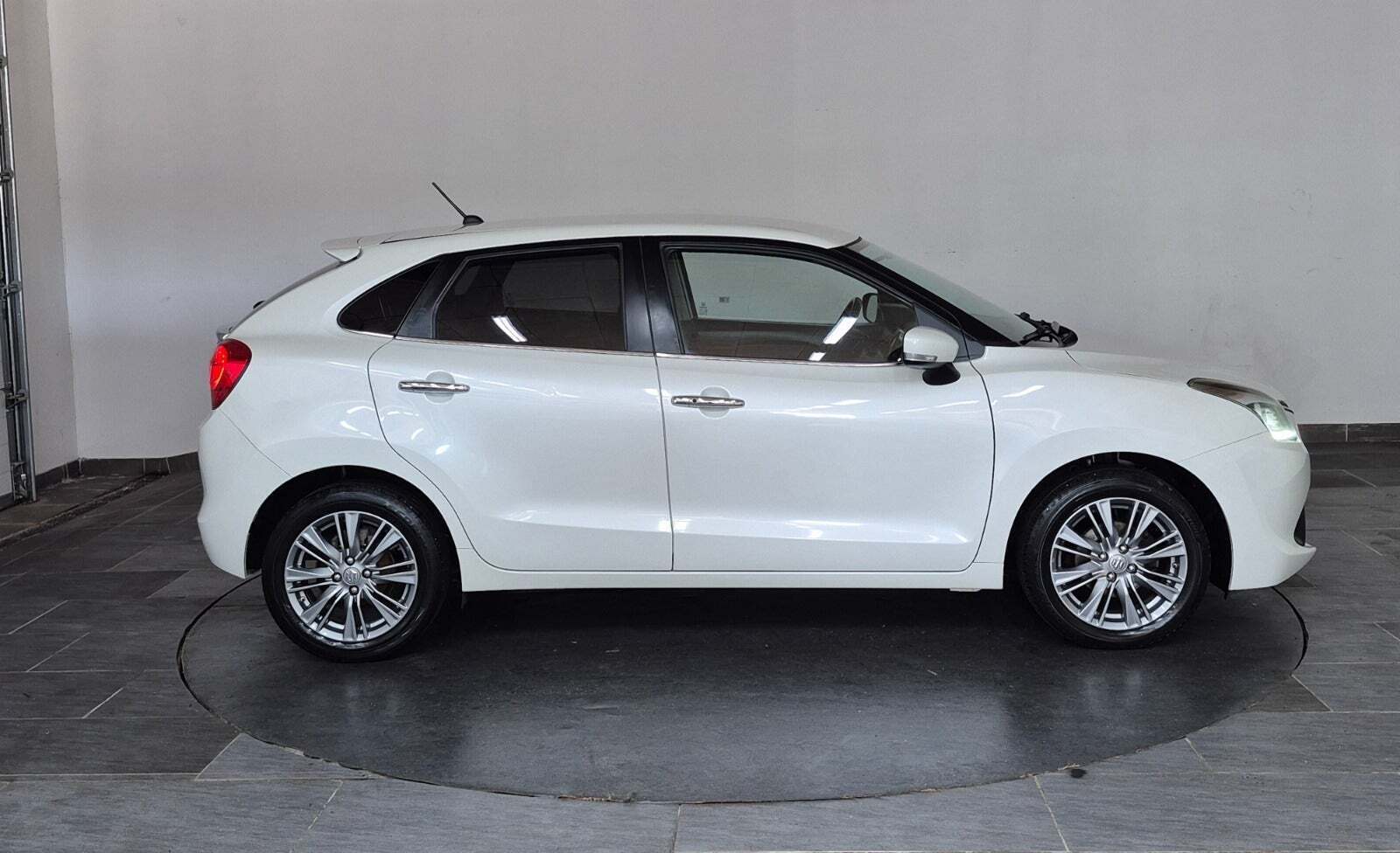 Hvid Suzuki Baleno fra 2017