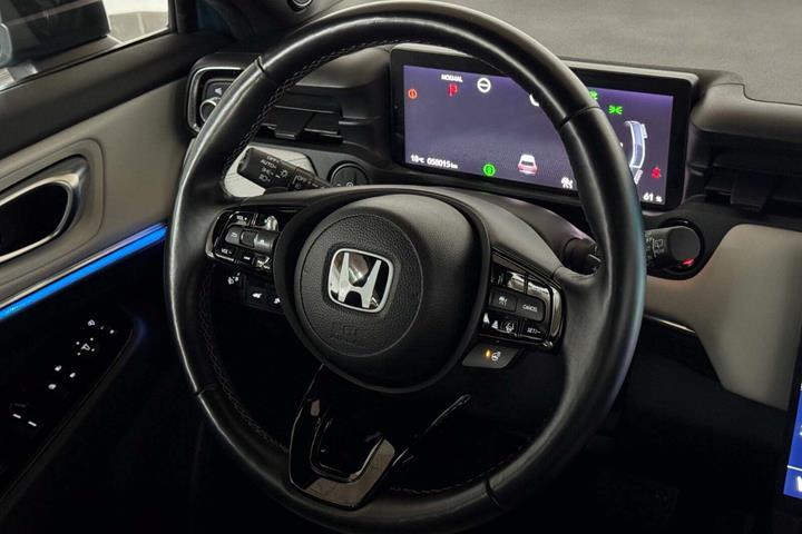 Blå Honda e:Ny1 fra 2023 set indefra