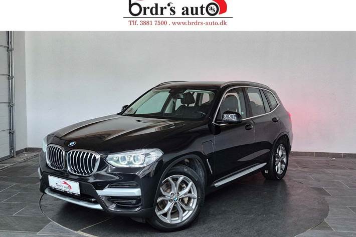 Sort BMW X3 fra 2021 set udefra
