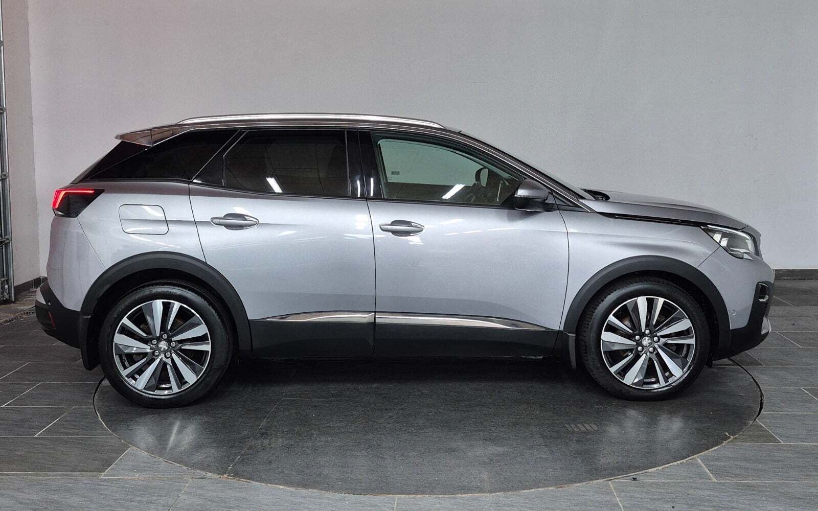 Grå Peugeot 3008 fra 2019