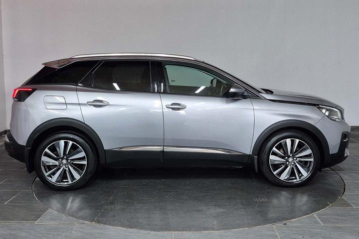 Grå Peugeot 3008 fra 2019