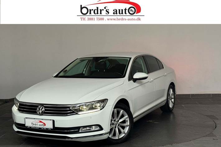 Hvid VW Passat fra 2017 set udefra