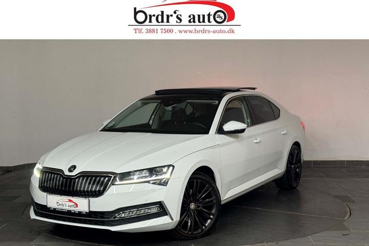 Hvid Skoda Superb fra 2020 set udefra