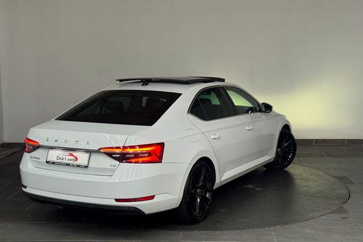 Hvid Skoda Superb fra 2020