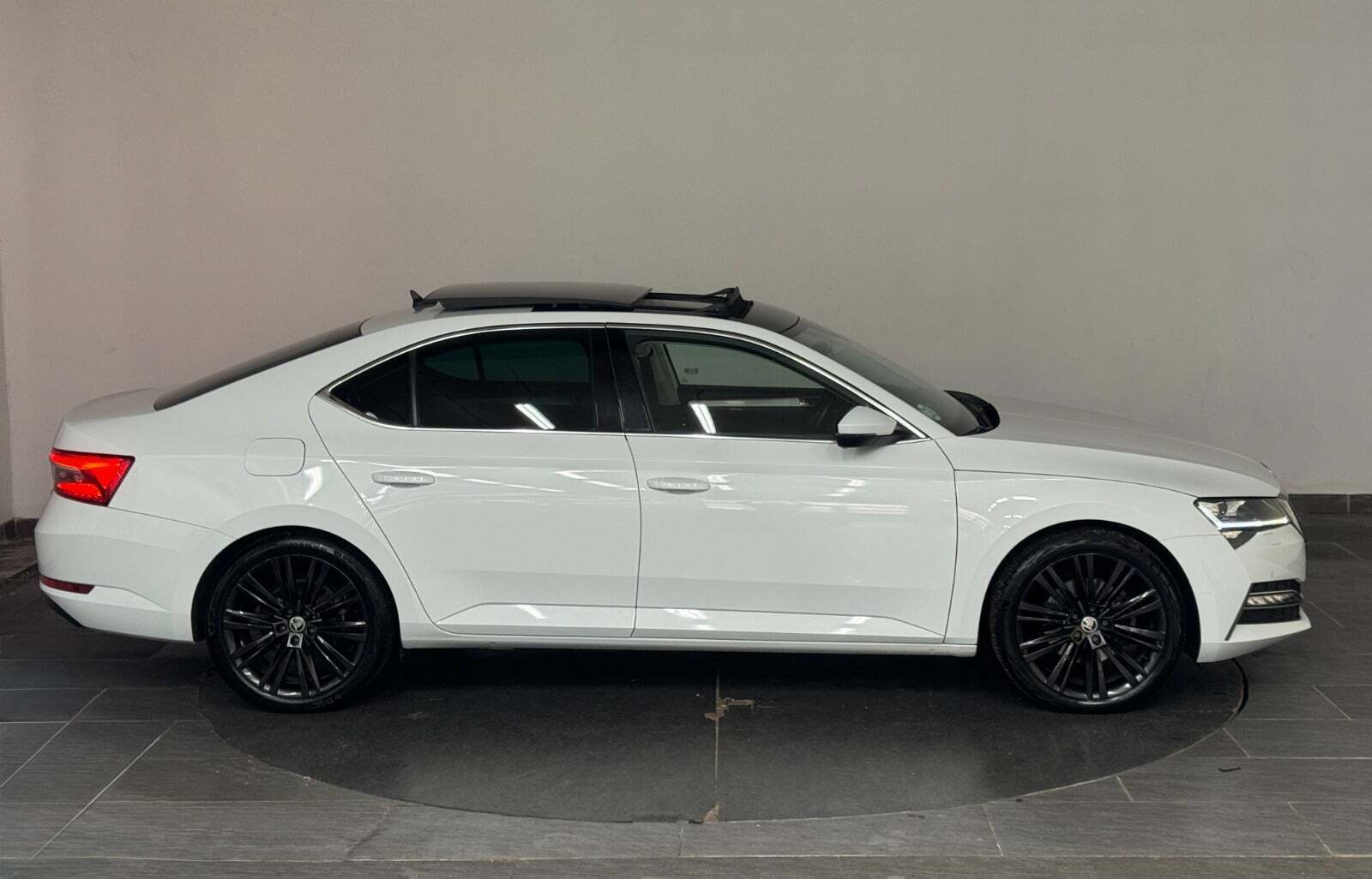 Hvid Skoda Superb fra 2020
