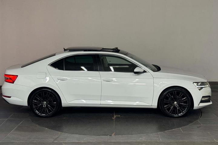 Hvid Skoda Superb fra 2020