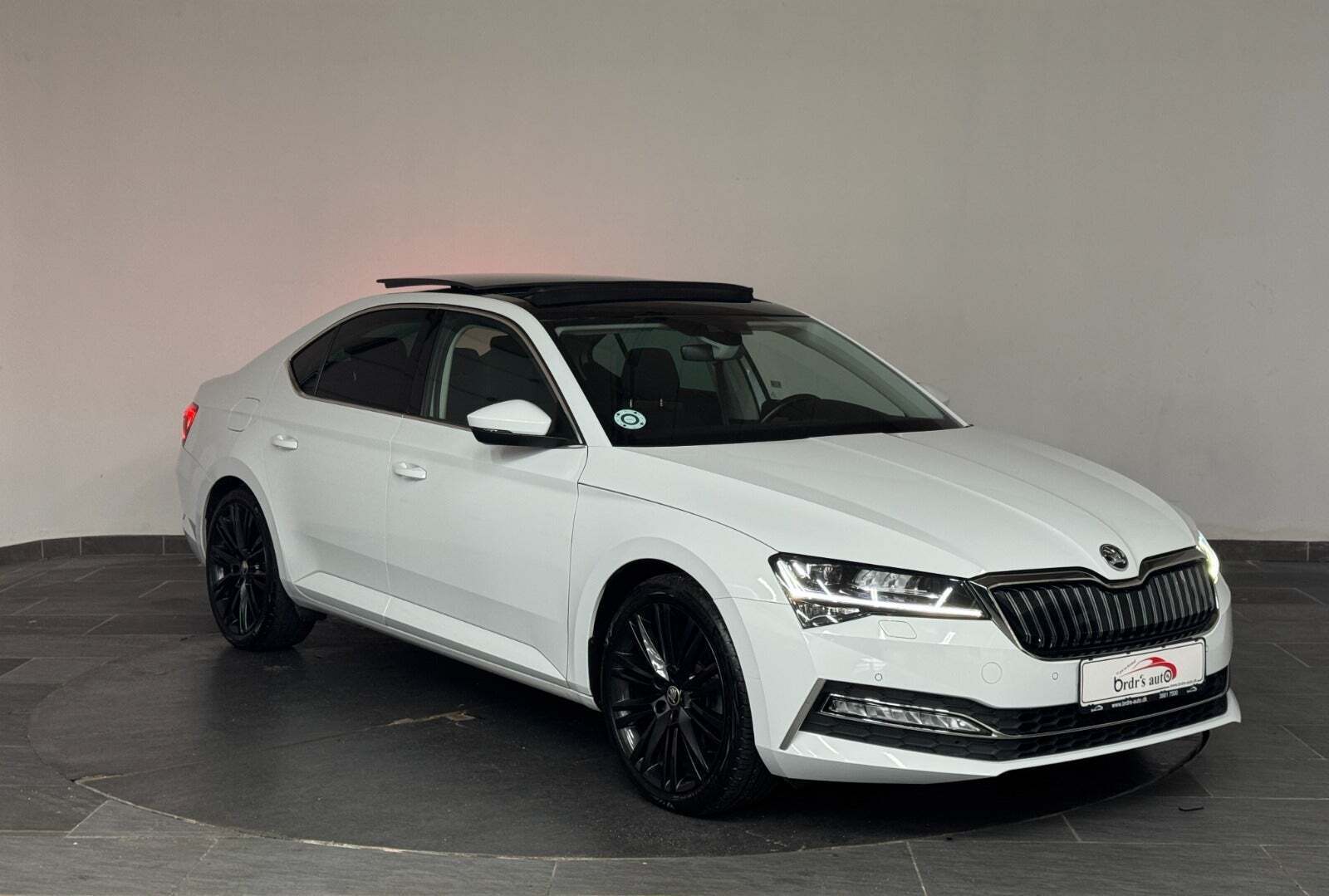 Hvid Skoda Superb fra 2020