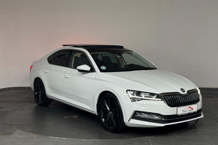 Hvid Skoda Superb fra 2020