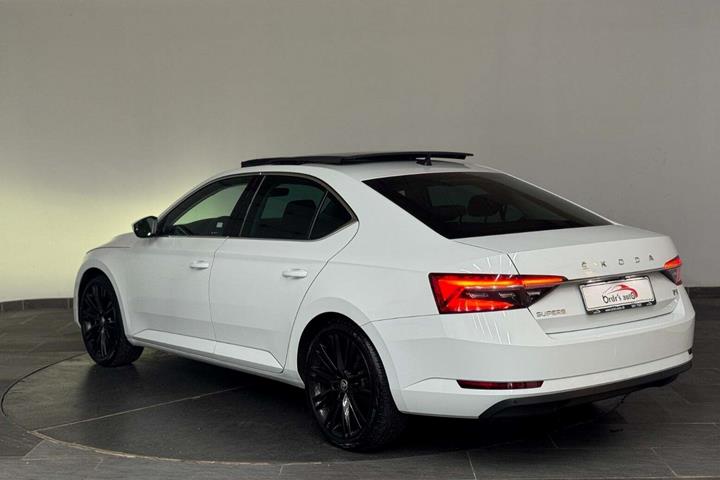 Hvid Skoda Superb fra 2020